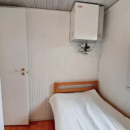 5 Person In Hals-by Traum