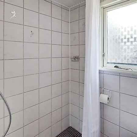 5 Person In Hals-by Traum Hals
